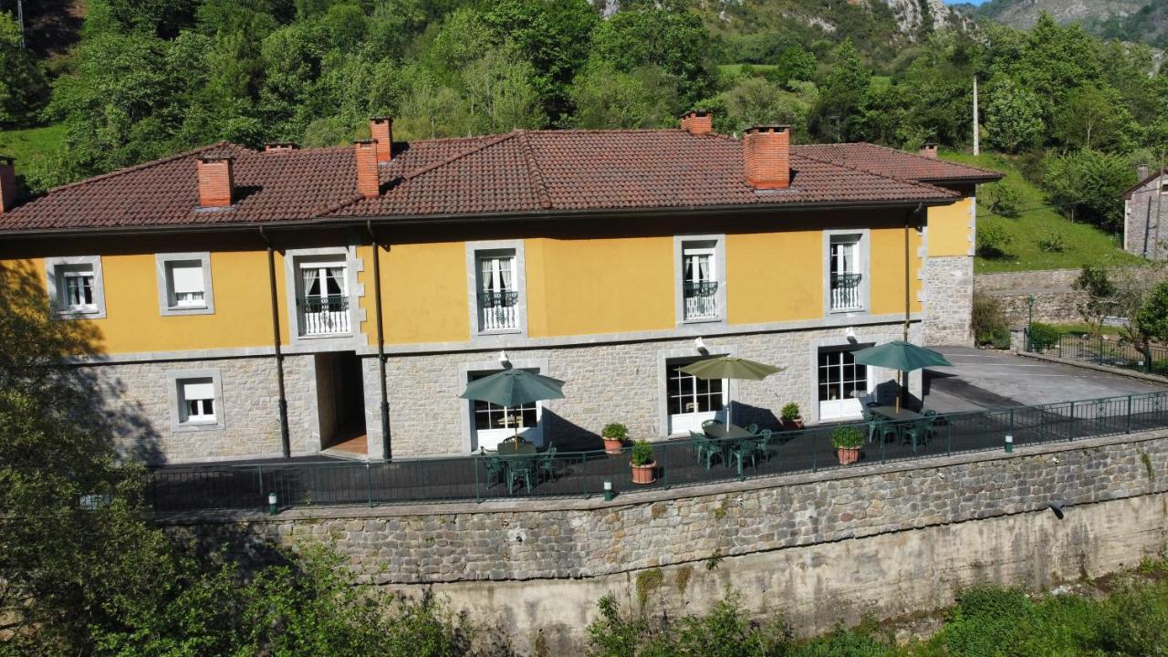 Hotel Y Apartamentos La Lonja Onís Eksteriør bilde