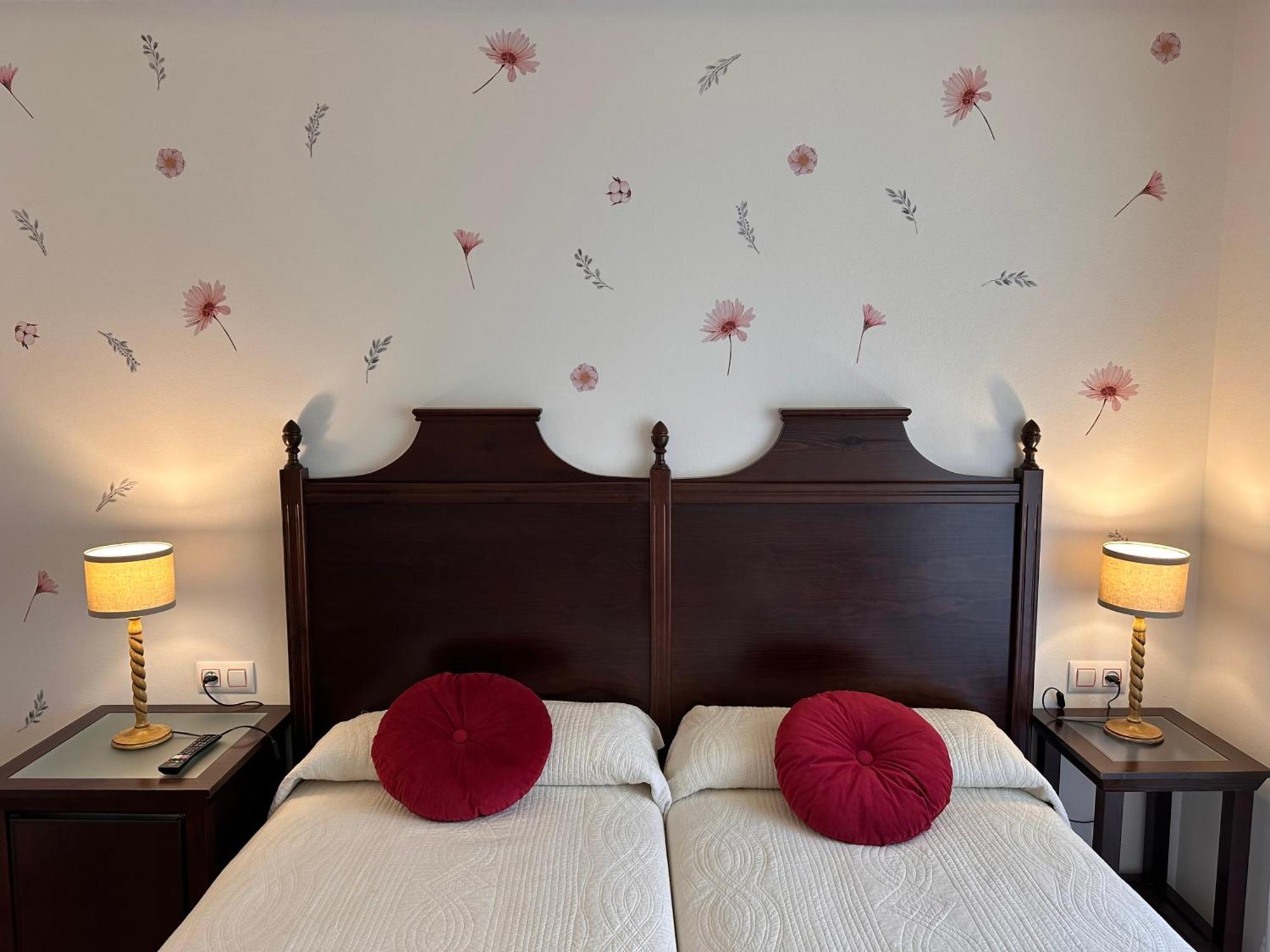 Hotel Y Apartamentos La Lonja Onís Eksteriør bilde