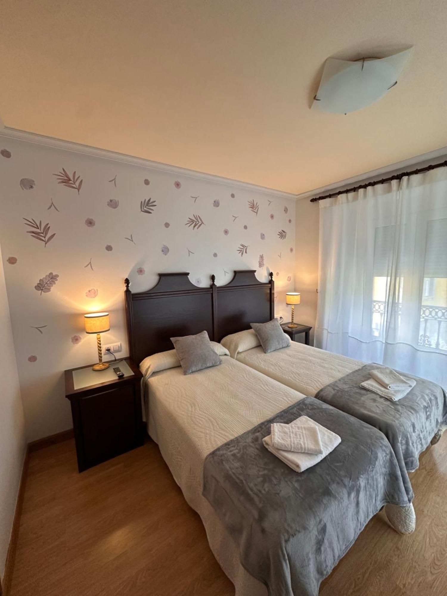 Hotel Y Apartamentos La Lonja Onís Eksteriør bilde