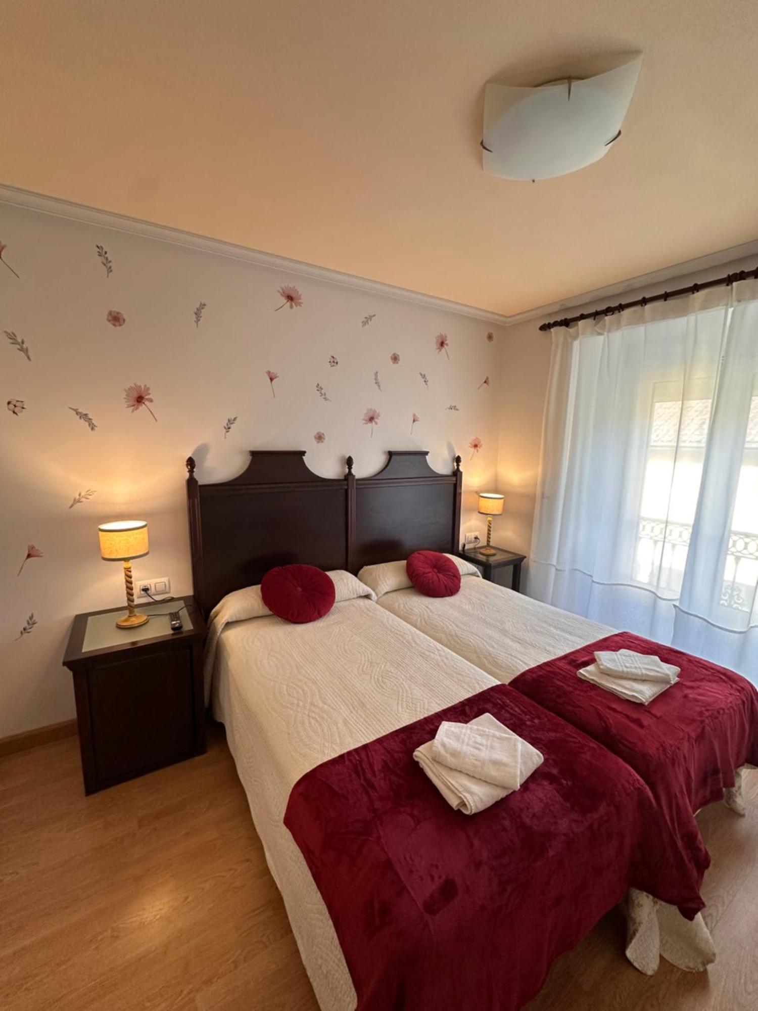 Hotel Y Apartamentos La Lonja Onís Eksteriør bilde